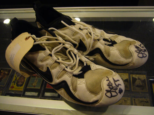 2002 pro bowl San Diego chargers junior seau game used cleets shoes signed rare